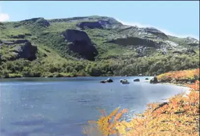 Laguna del Fundo Las Lagunas rodeada de cerros con bosque