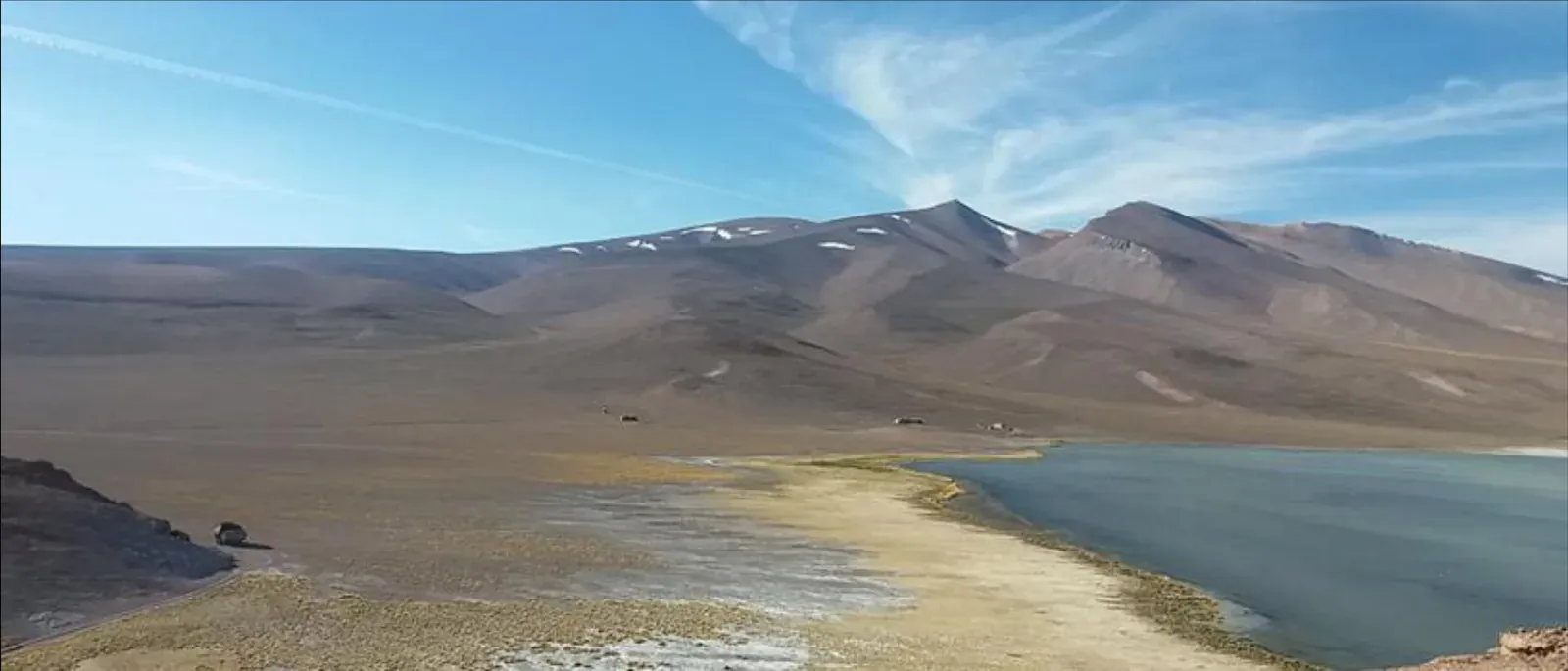 Vista del Salar de Maricunga con cordones montañosos al fondo