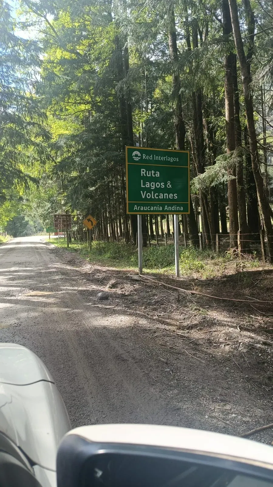Letrero de la Ruta Lagos y Volcanes, Red Interlagos, Araucanía Andina, junto al camino de ripio
